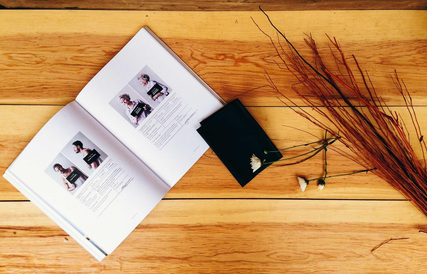 Echipă discutând despre un proiect